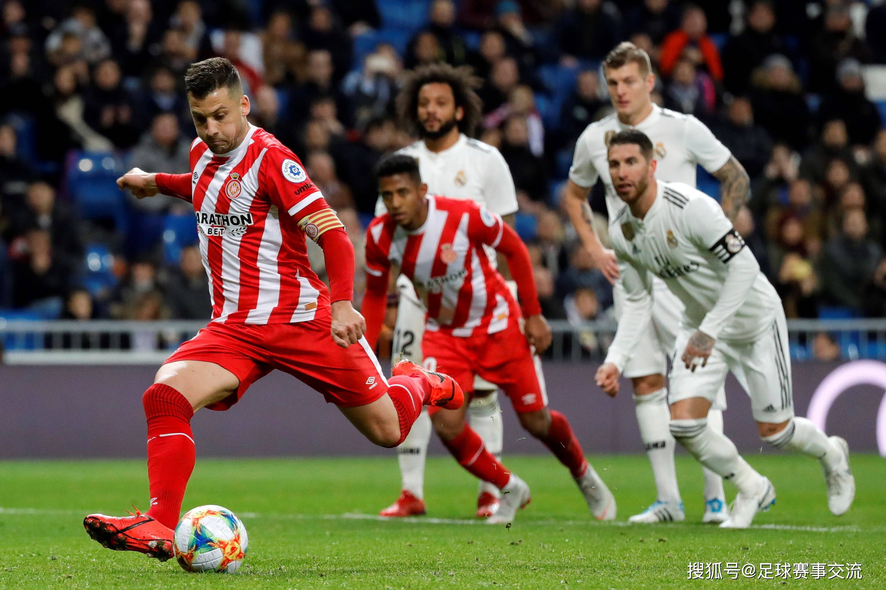 比利亚雷亚尔后卫出现失误,导致进球 比利亚雷亚尔后卫出现失误,导致进球