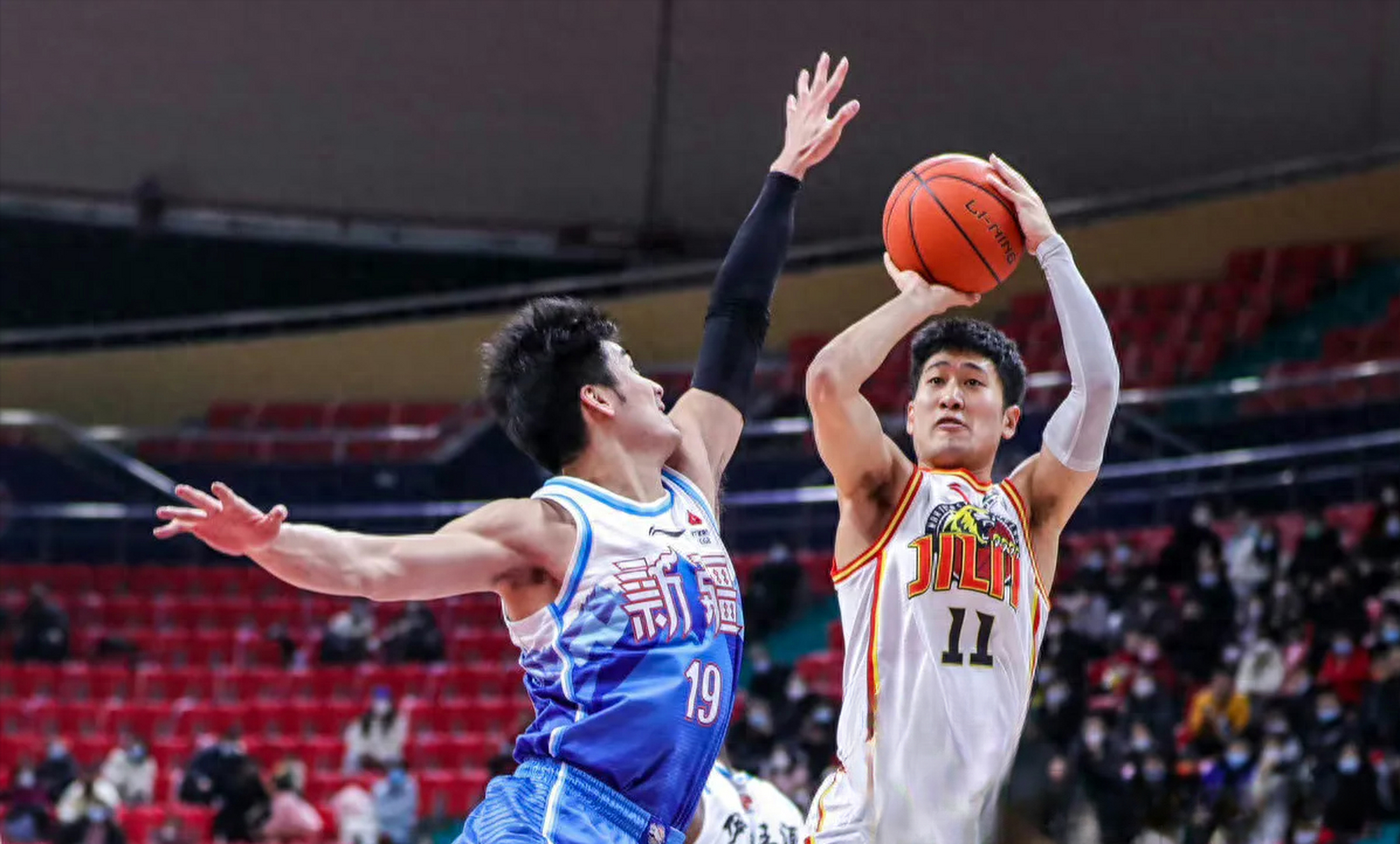 新疆队球员发挥出色，击败对手取得胜利的简单介绍