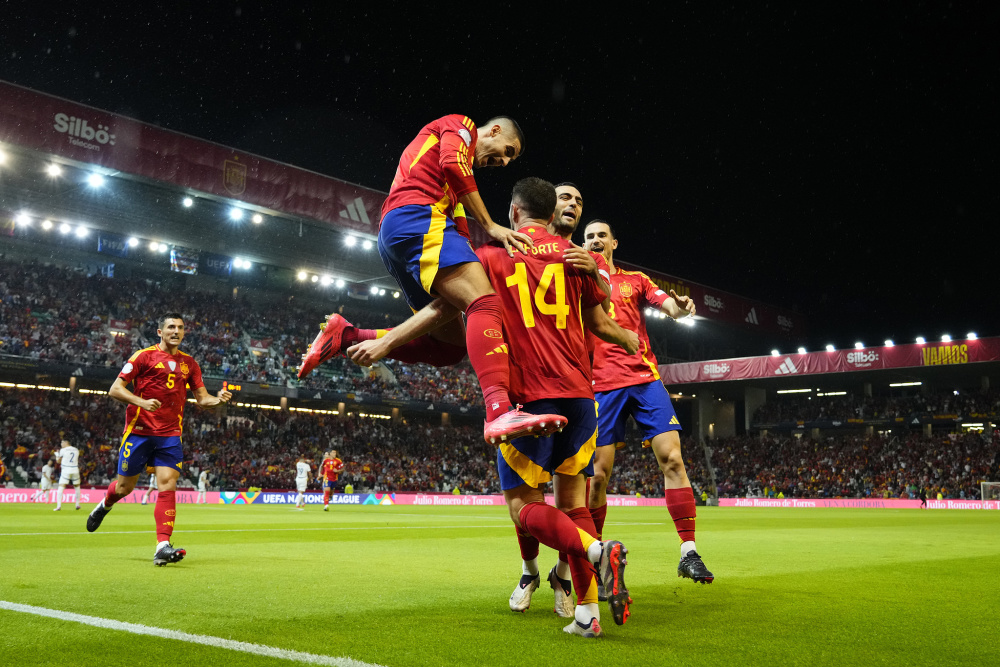 西班牙队在大赛中取得连胜，豪取三分继续领跑