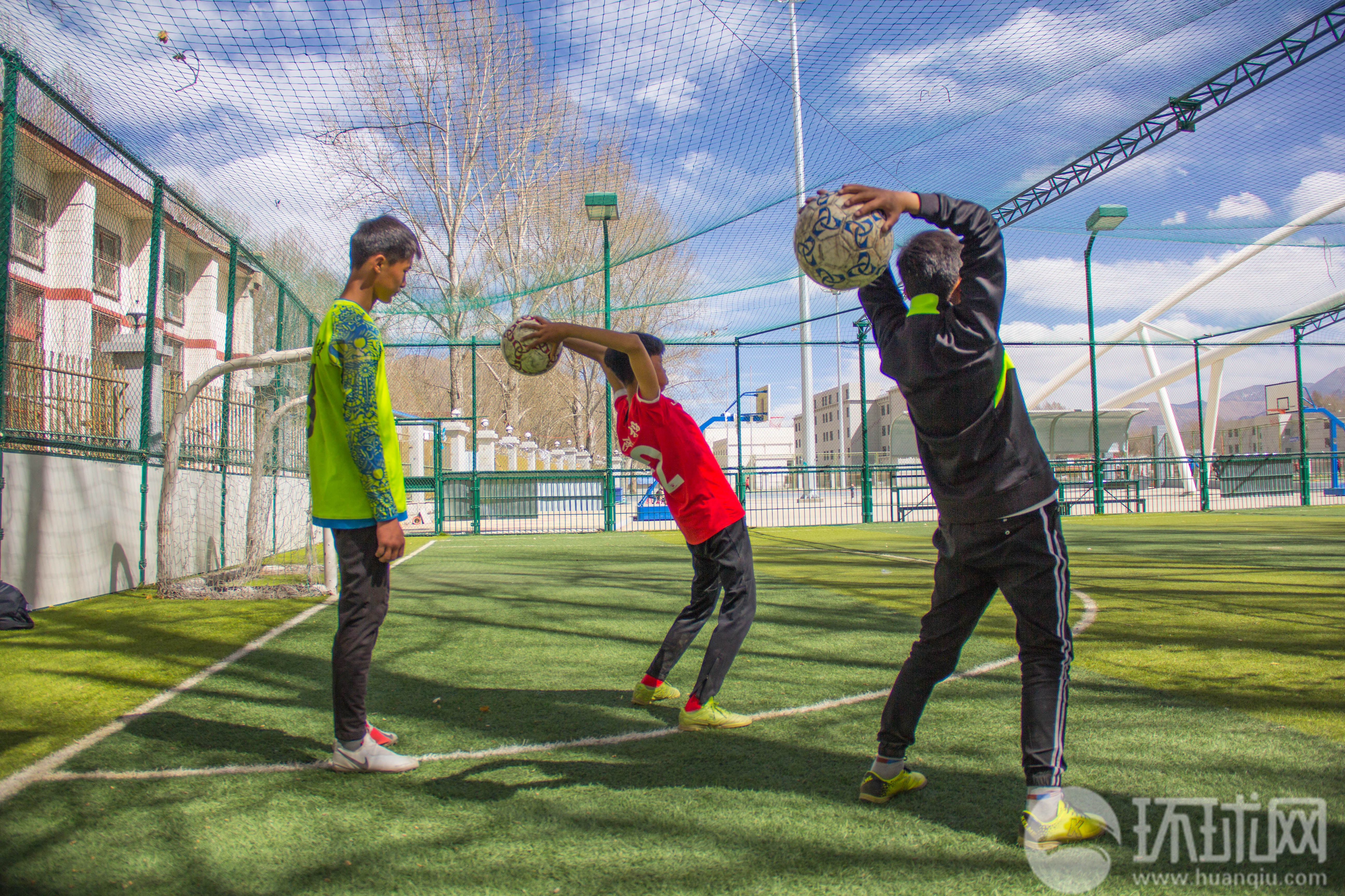 足球比赛热血角逐激情迸发，球队实力逐渐攀升的简单介绍