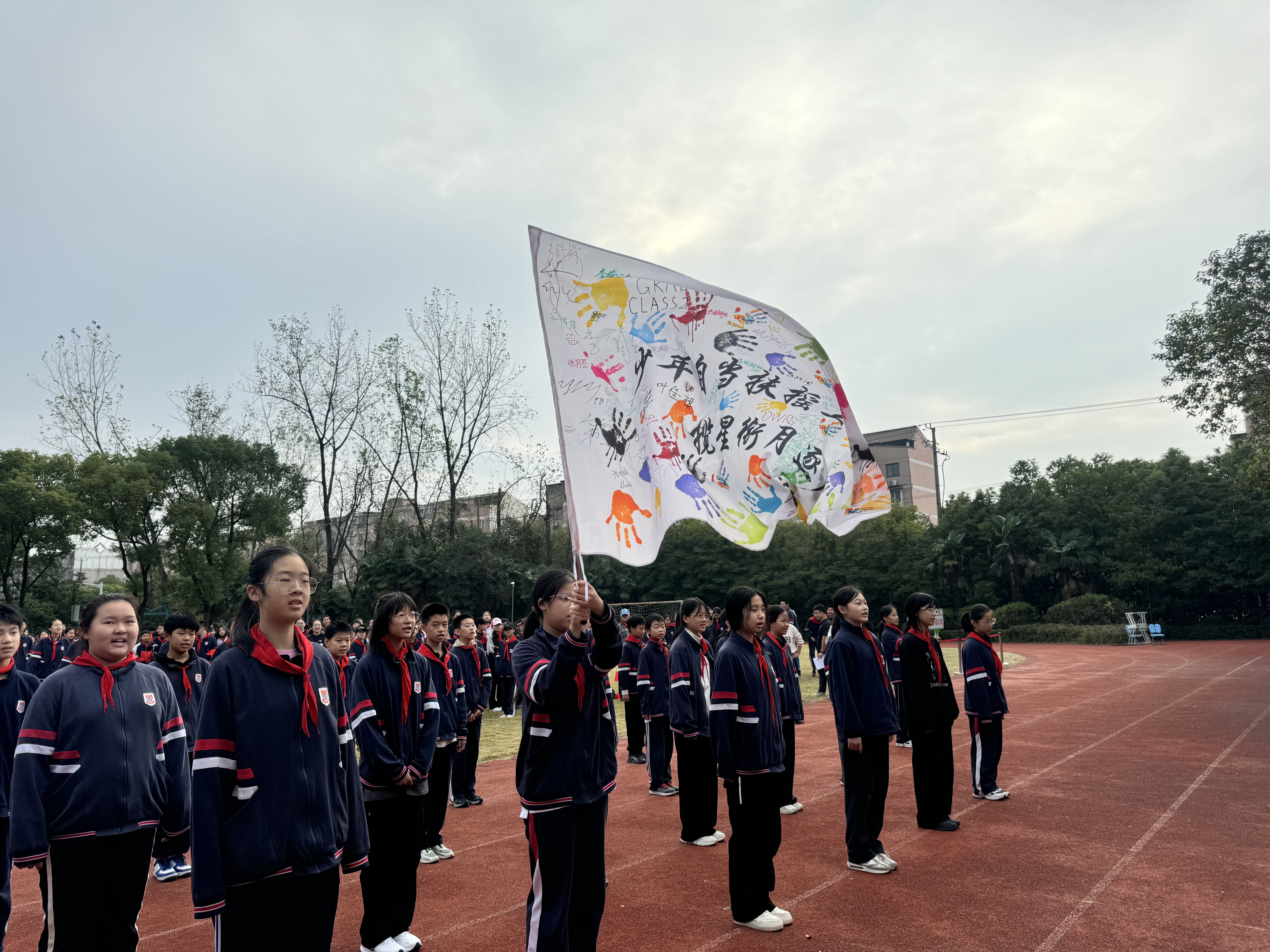 关于激情绽放：球员团结一心，斗志昂扬的信息