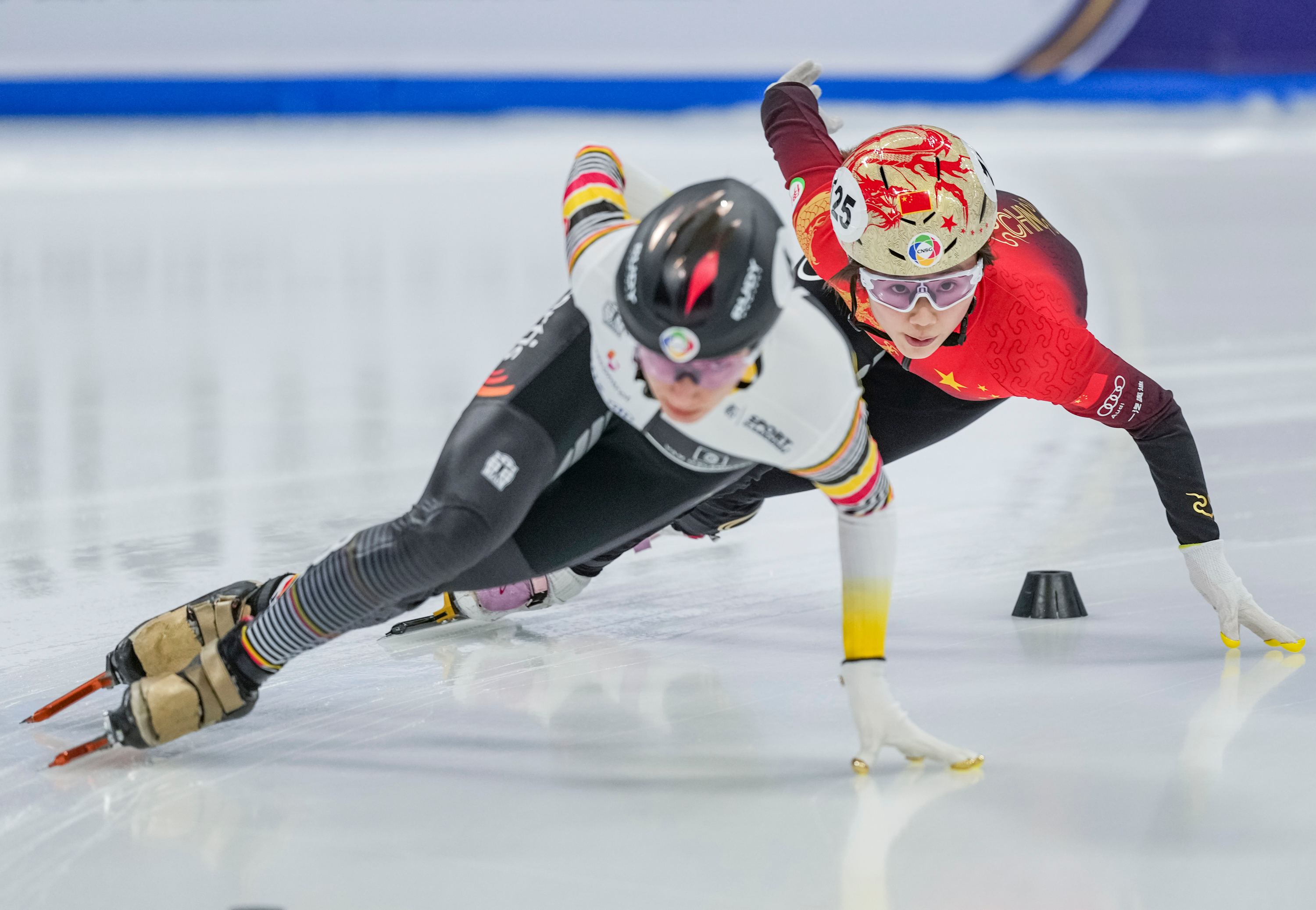 短道速滑比赛芬兰选手夺得冠军