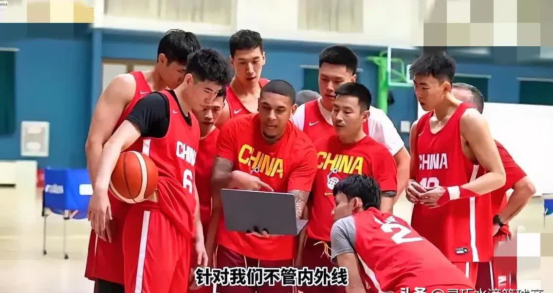 比赛结束后，球队球员面临媒体采访压力