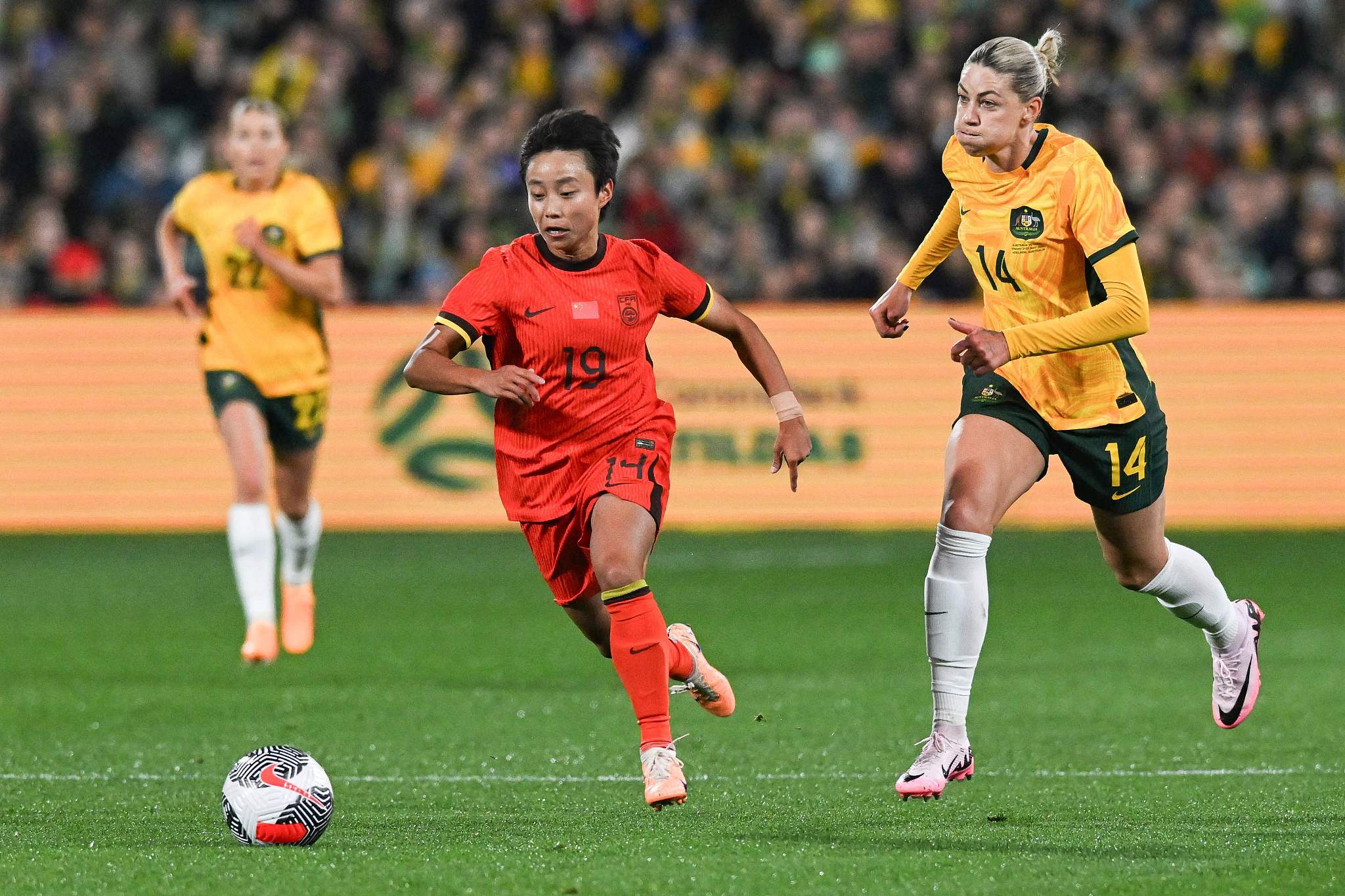 国际足球联赛：女性选手实力展现