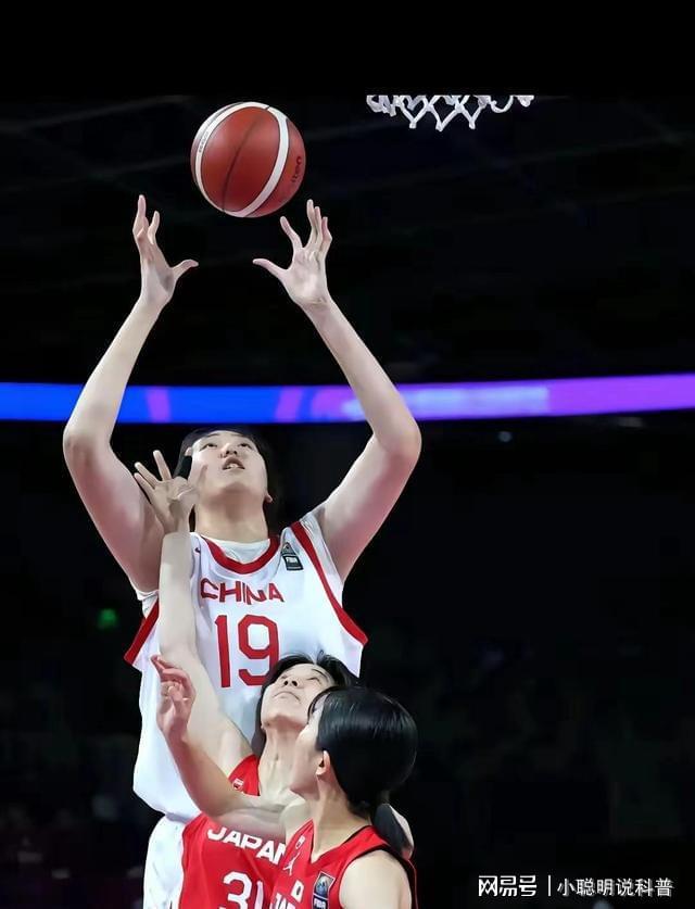 篮球界新星登场,刷新场上纪录 篮球界新星登场,刷新场上纪录