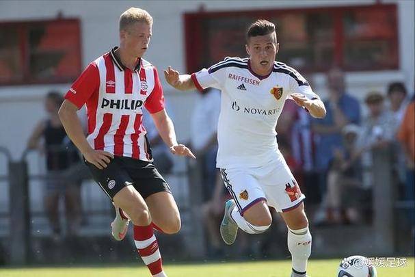 阿贾克斯逆转主场取胜，锁定小组