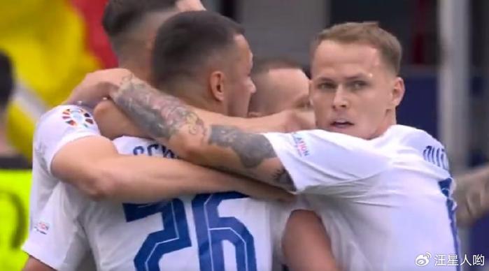 比利时队后卫温斯与队友共进晚餐庆祝的简单介绍