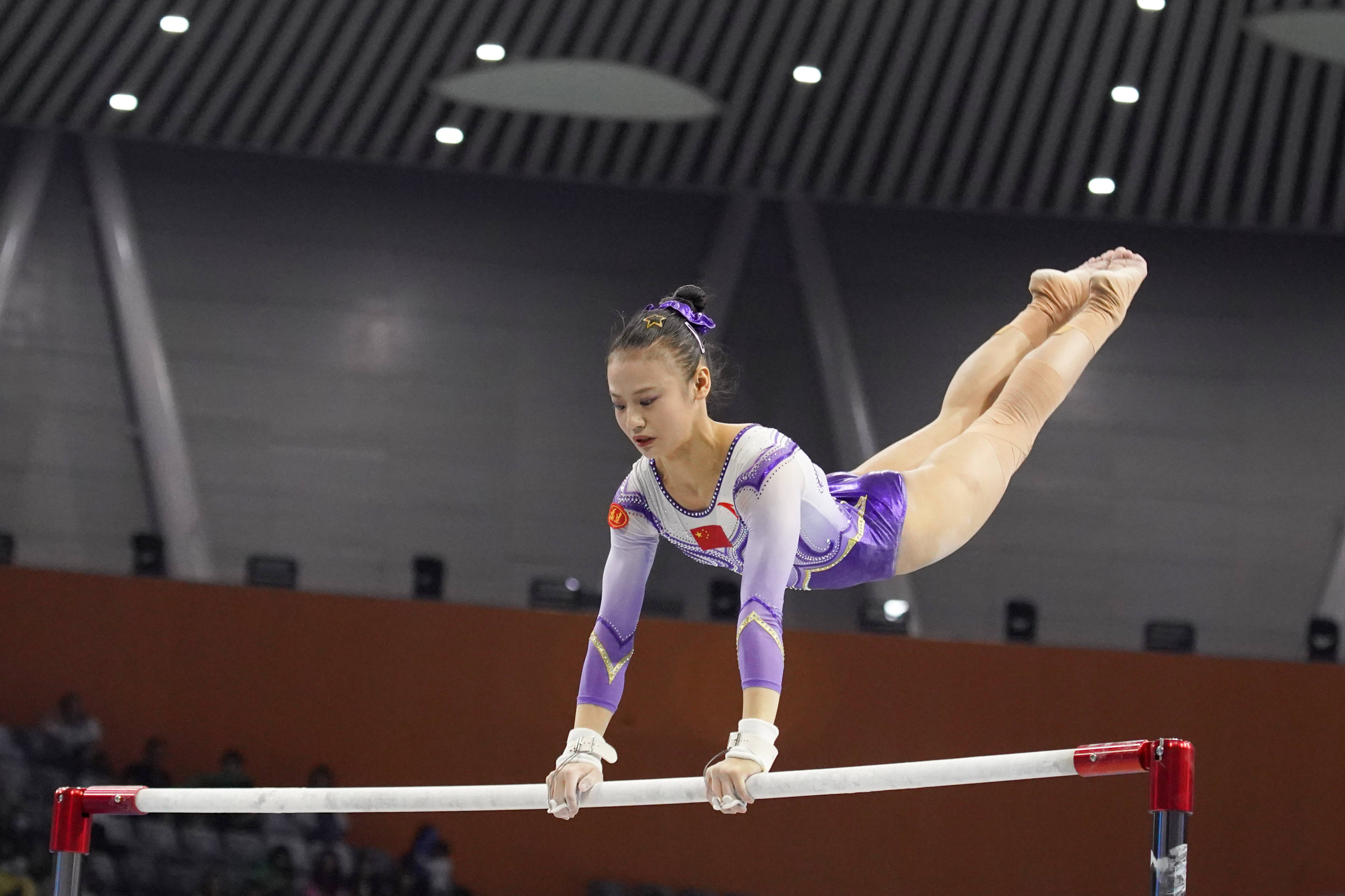 体操舞台,优美绽放:运动员们身姿矫健 体操舞台,优美绽放:运动员们身姿矫健