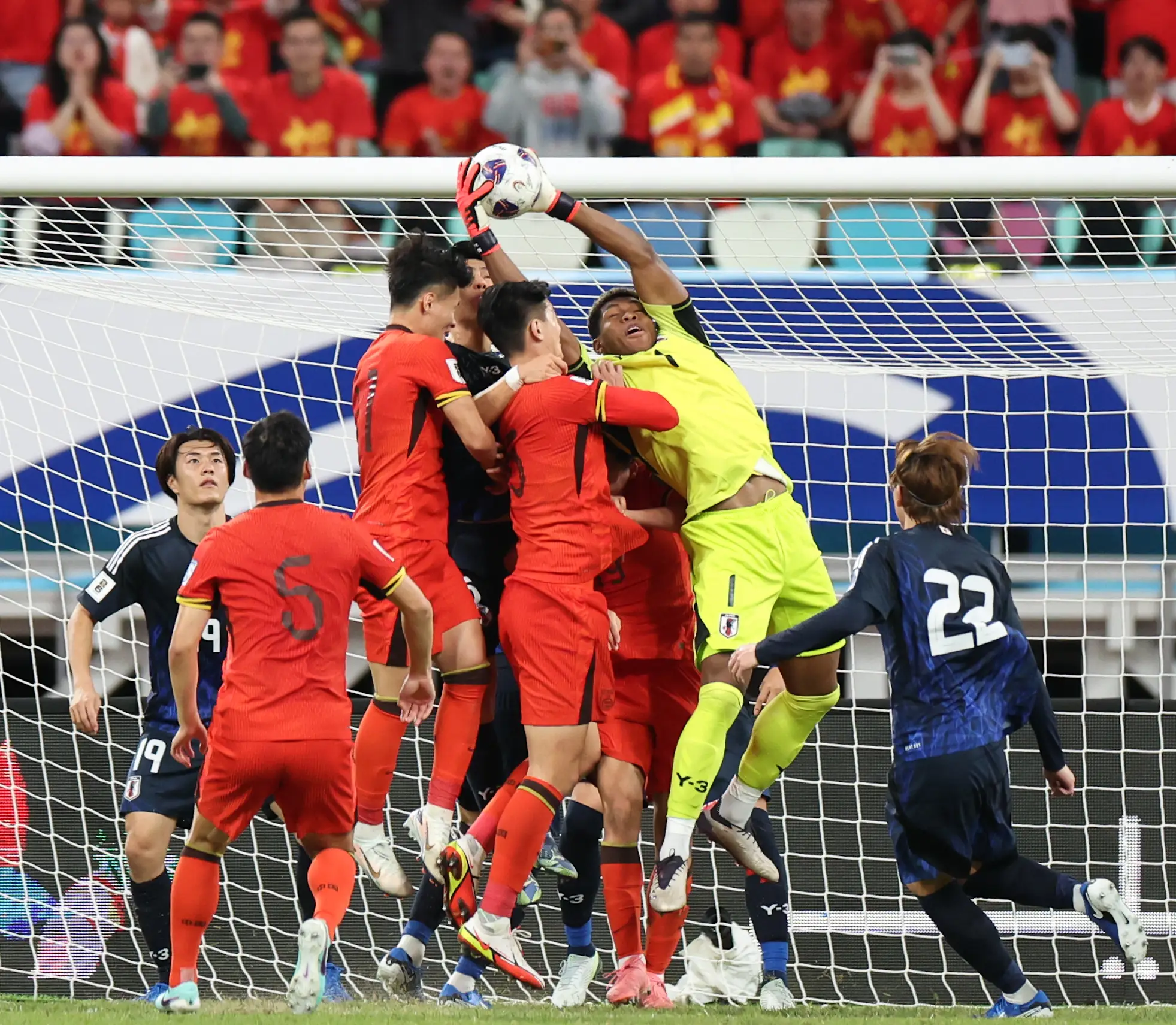 国内足坛热门战役，双方实力精彩对决