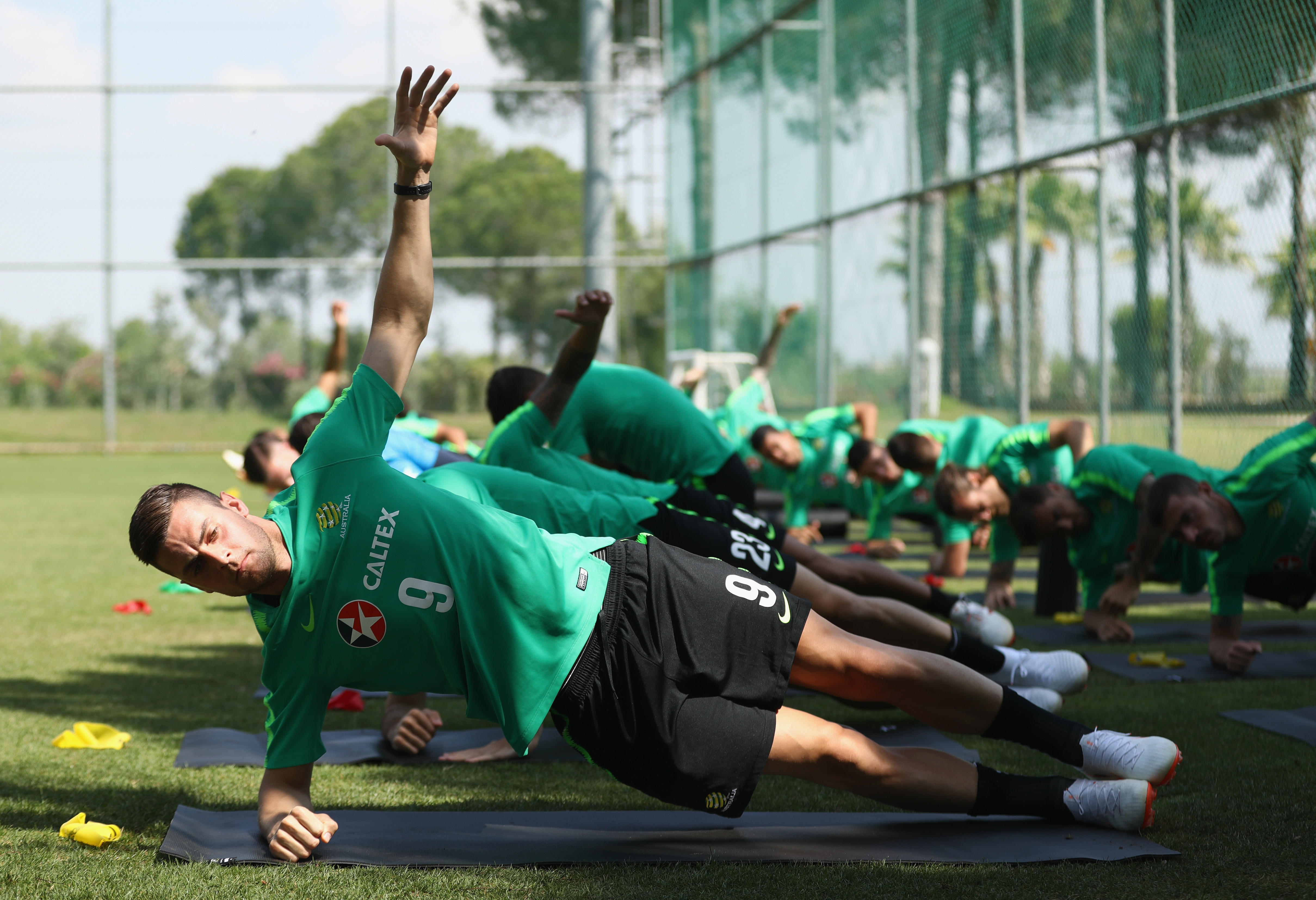 包含亚洲足球狂欢节：精彩对战排期预告的词条