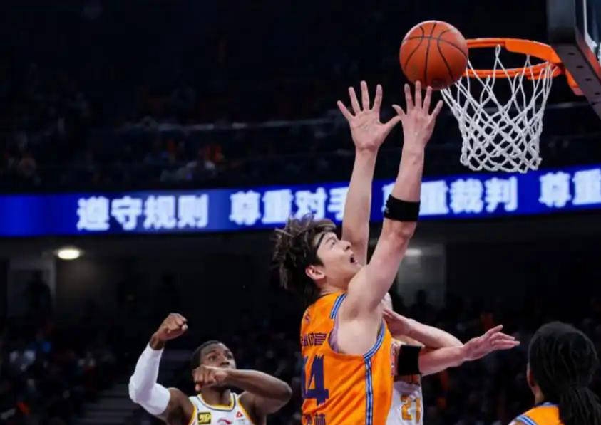 球队实力悄然崛起，成为黑马之一