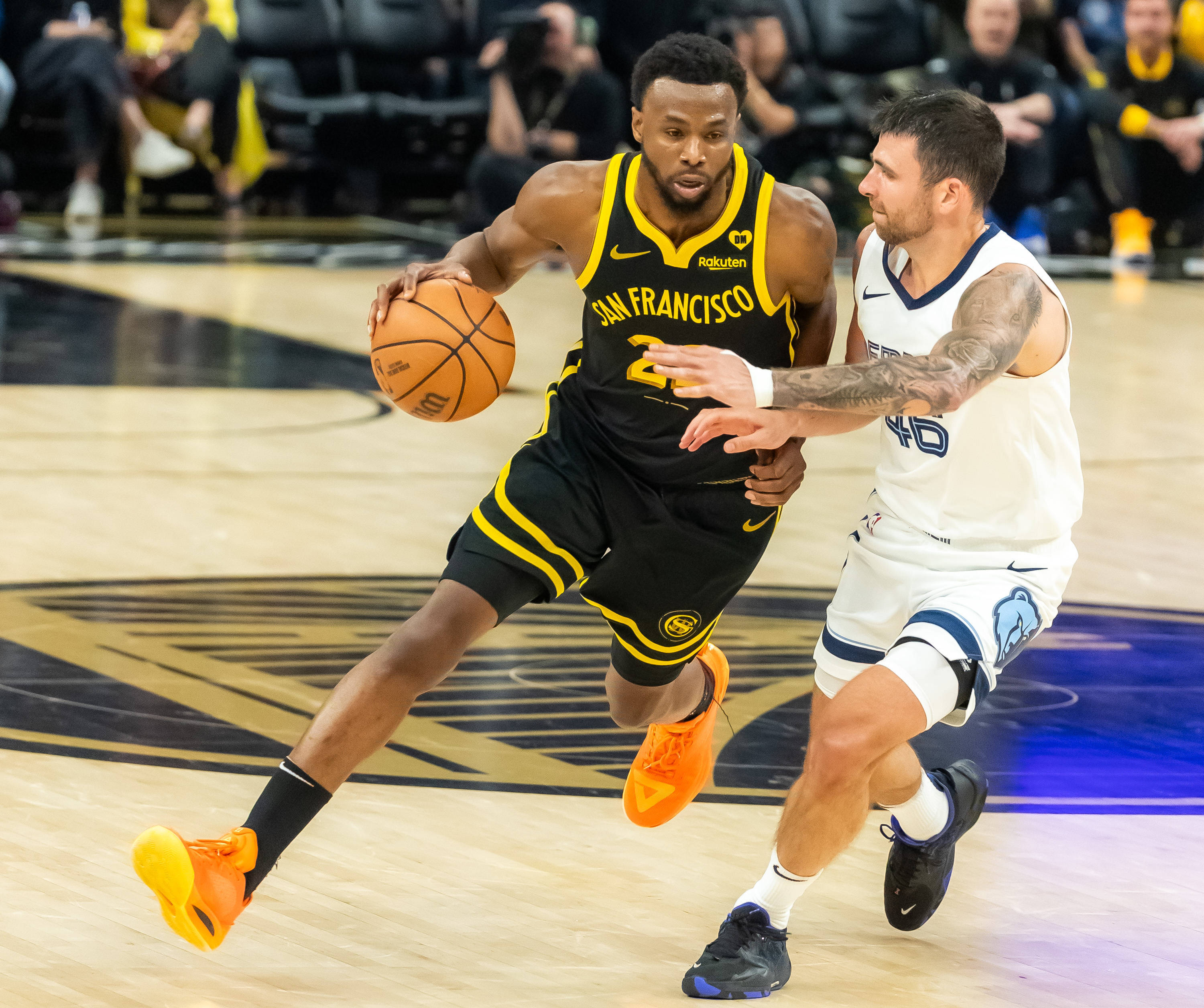 世界级篮球明星在比赛中再次展现绝技