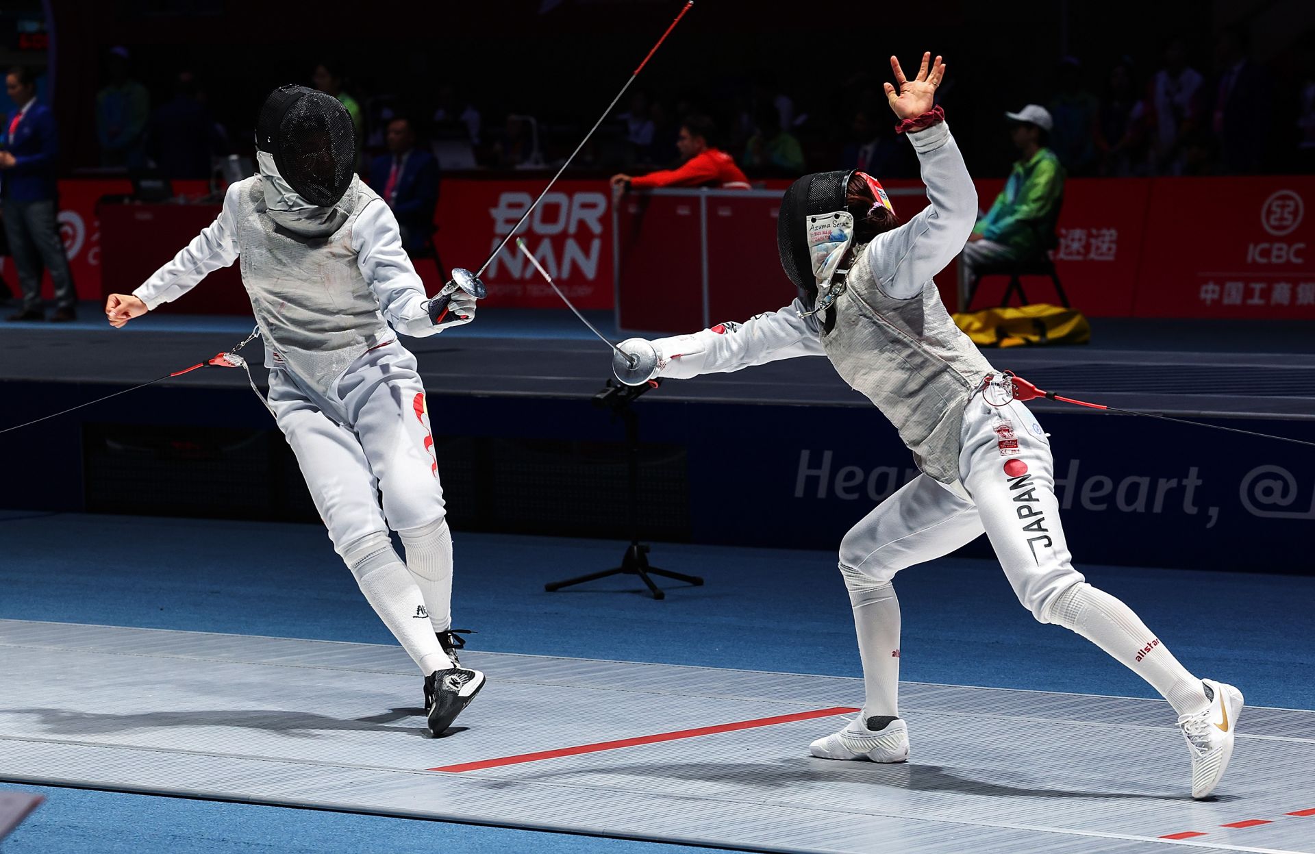 女子击剑比赛：中国选手夺冠，一路领跑