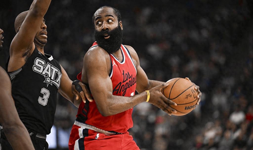 快船艰难战胜马刺，取得胜利