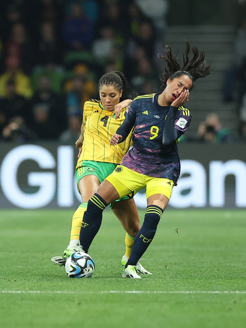 拼尽全力：女子足球队实力pk