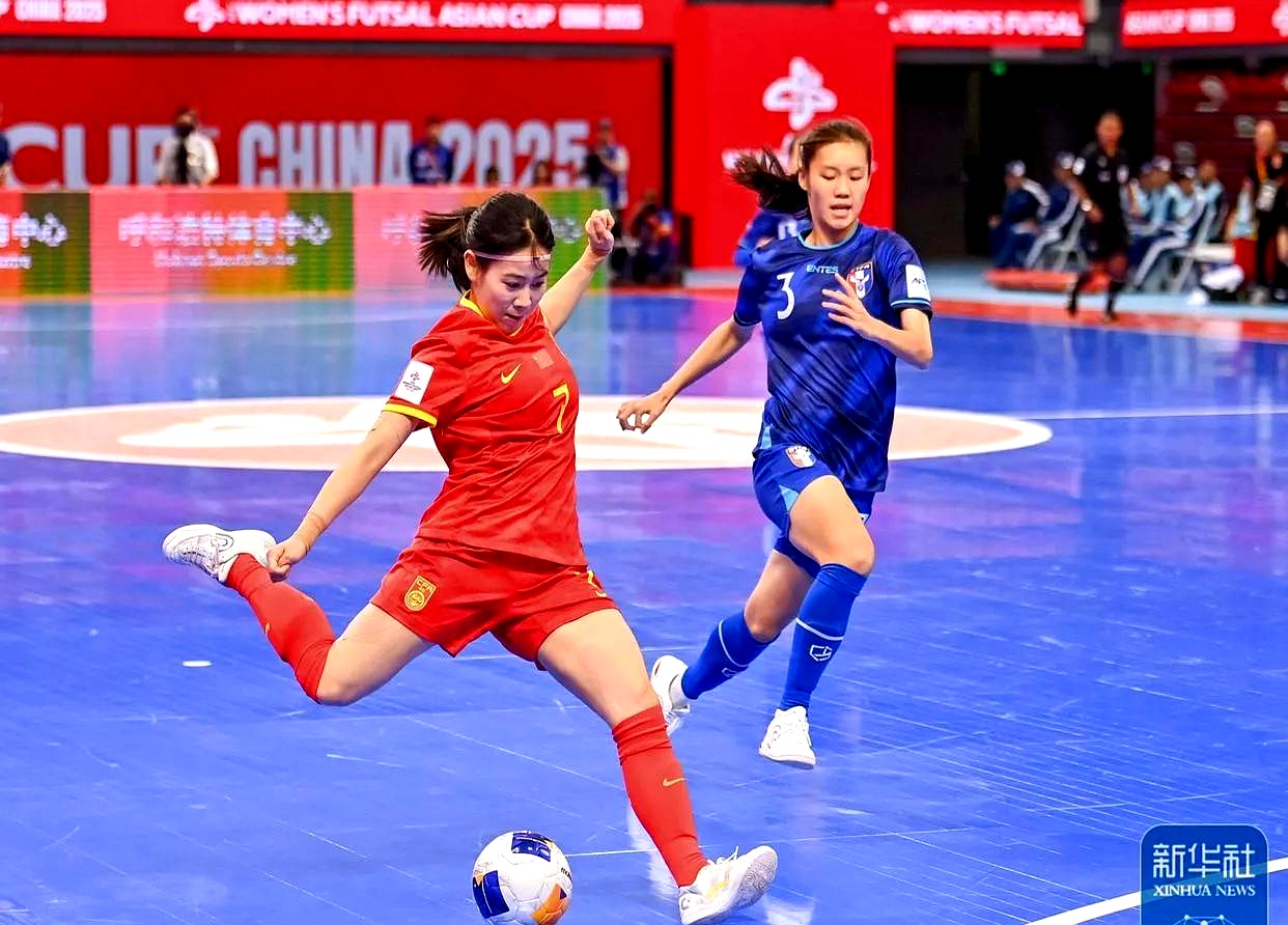 拼尽全力：女子足球队实力pk