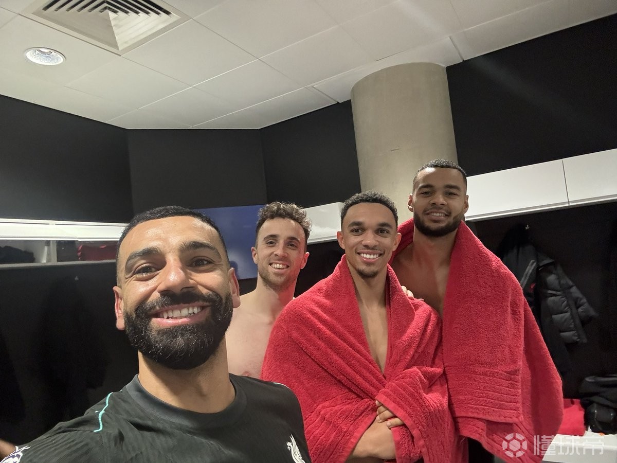 萨拉戈萨球员互相配合，展现默契