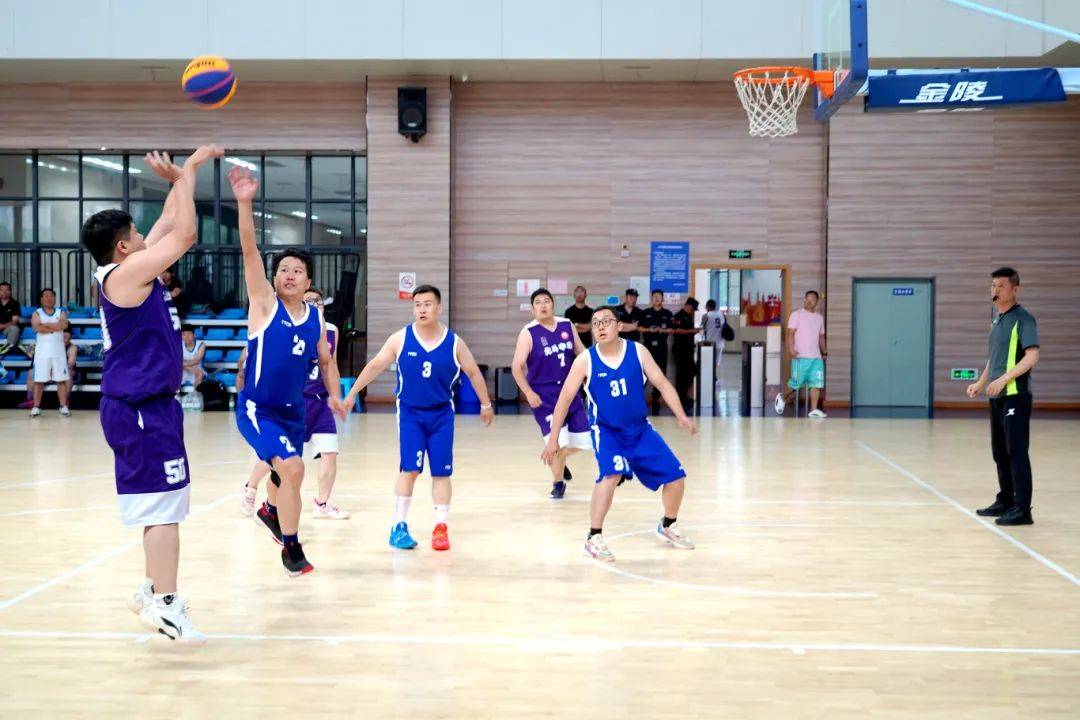 包含三人篮球赛事激烈开战队伍实力均衡的词条