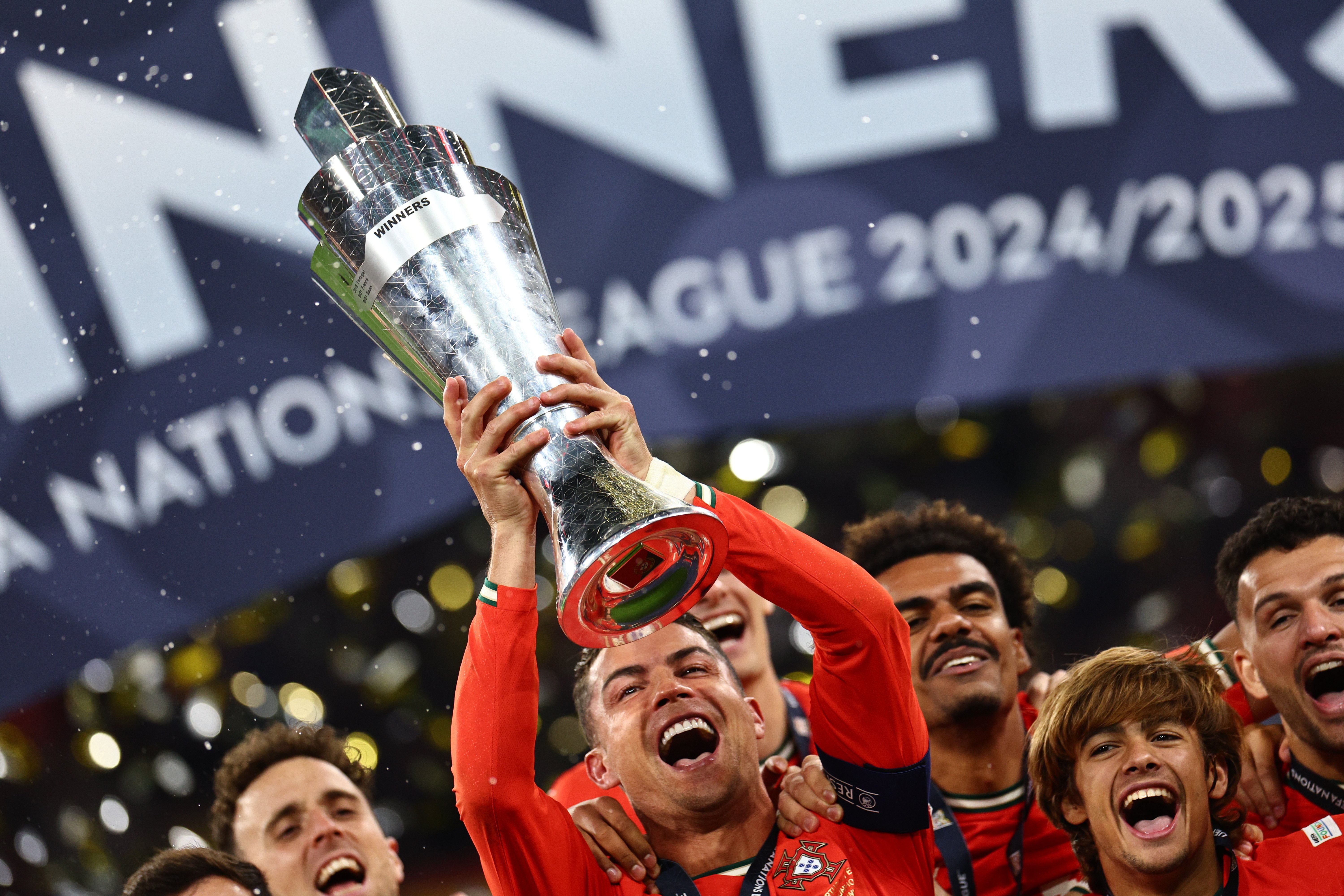 葡萄牙大胜卢森堡,继续占据小组榜首 葡萄牙大胜卢森堡,继续占据小组榜首