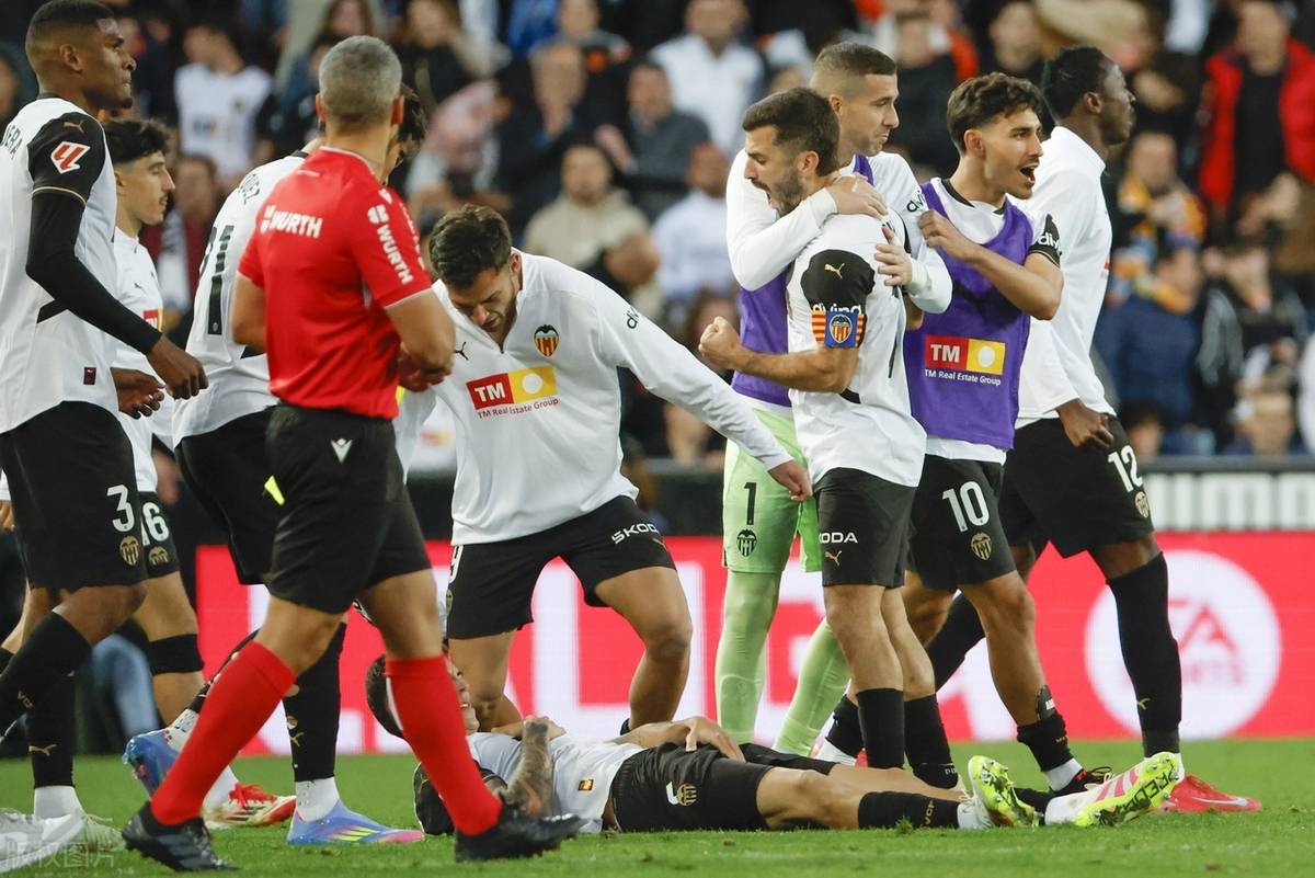 关于瓦伦西亚客场逼平皇马，阻止皇马登顶的信息