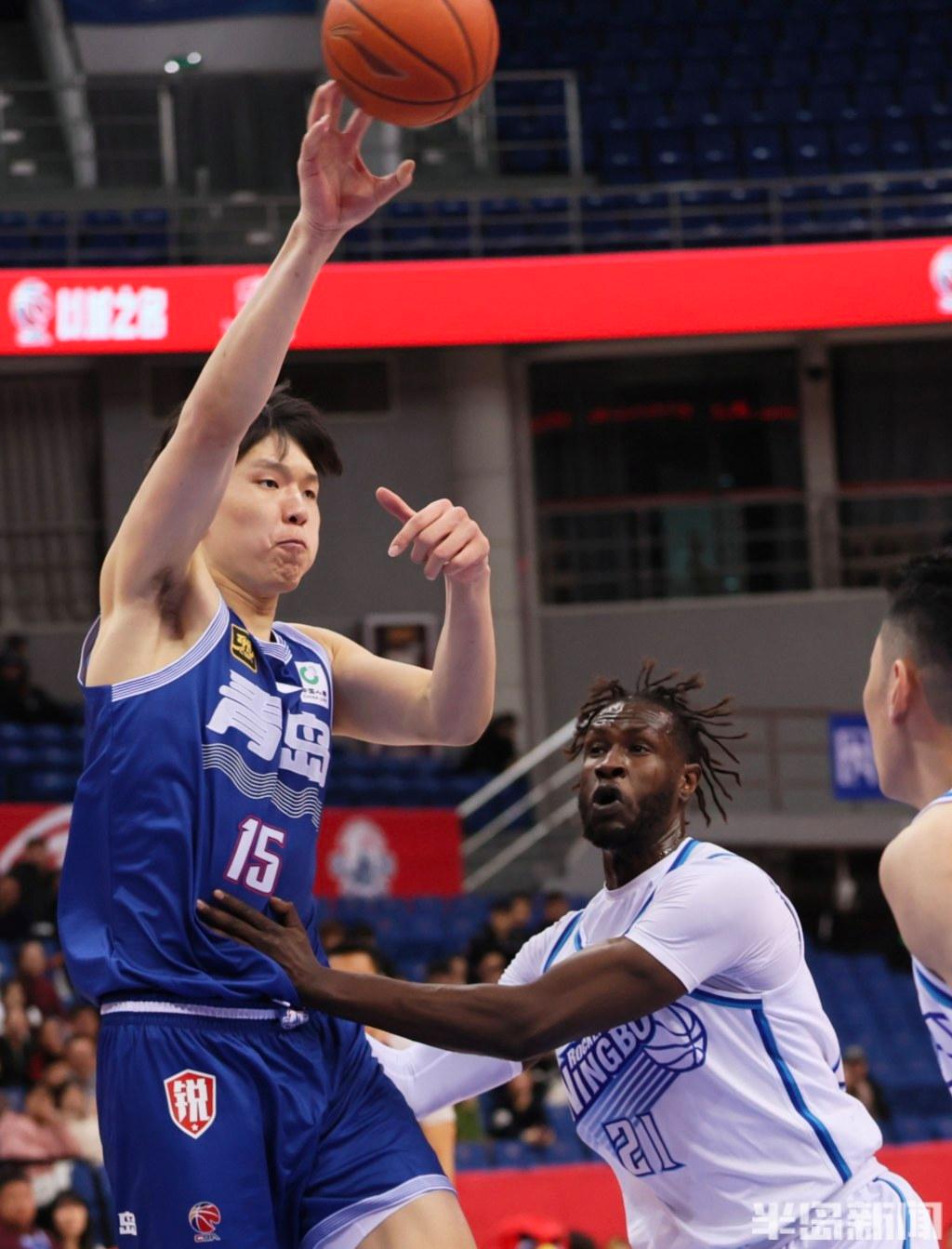 青岛男篮不敌北京首钢,战绩继续低迷 青岛男篮不敌北京首钢,战绩继续低迷