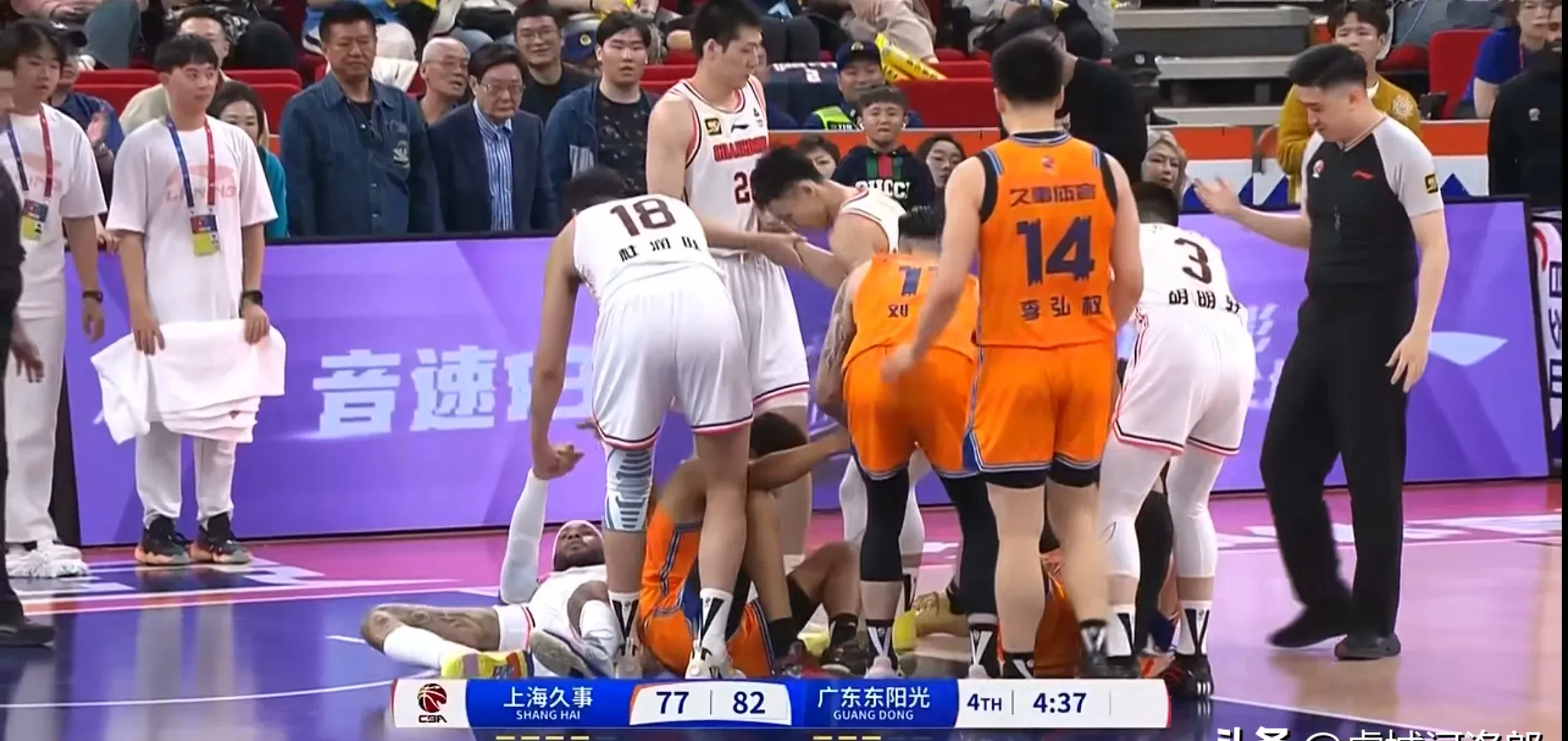 球场上气氛紧张，两队球员争先恐后，谁能率先冲出重围？