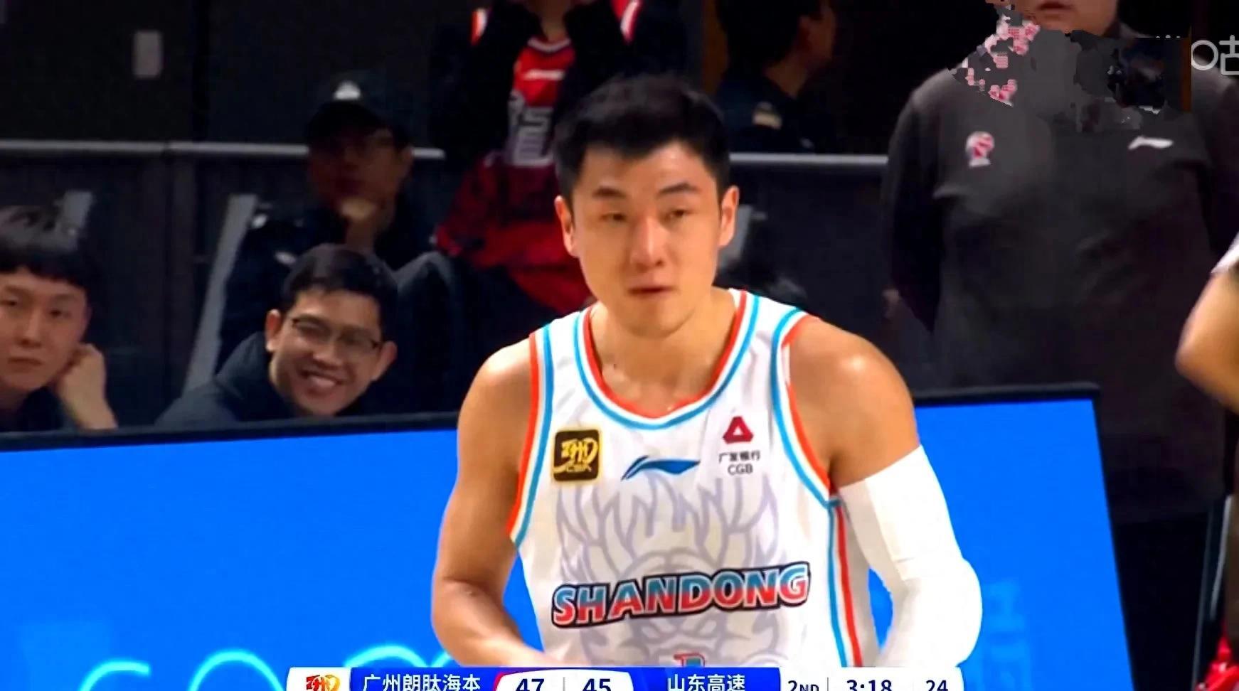 开云体育官方网站-篮球职业选手技战术招数多变，场上争夺激烈的简单介绍