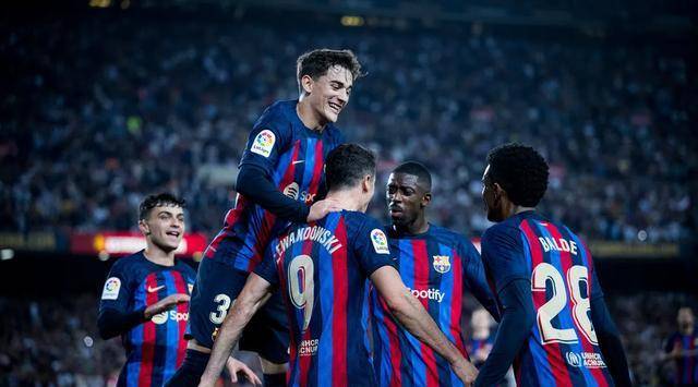 开云体育在线-欧冠外围赛紧张激烈，豪强争夺胜利机会