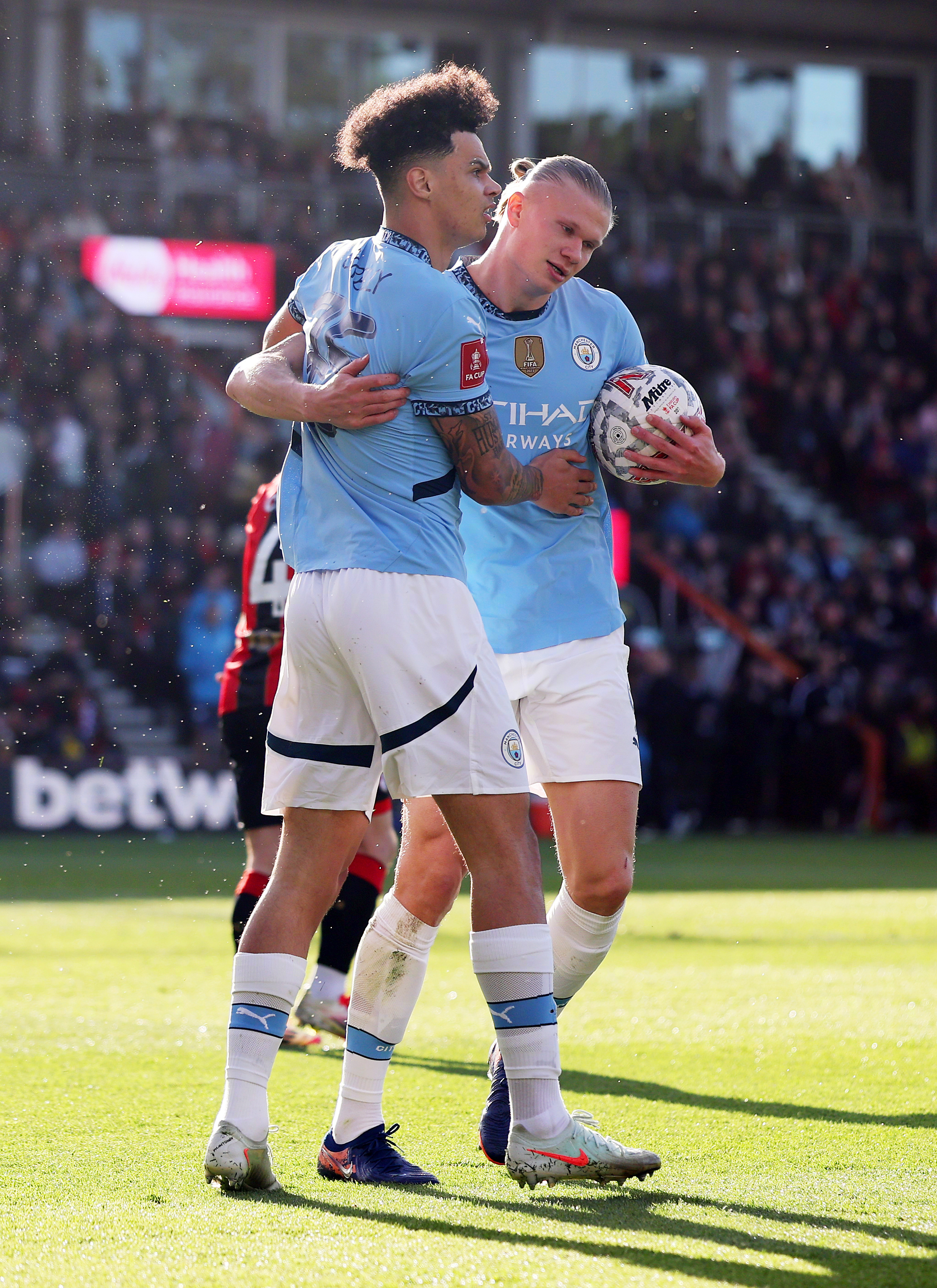 曼城后卫受伤：前途未卜面临阵容调整