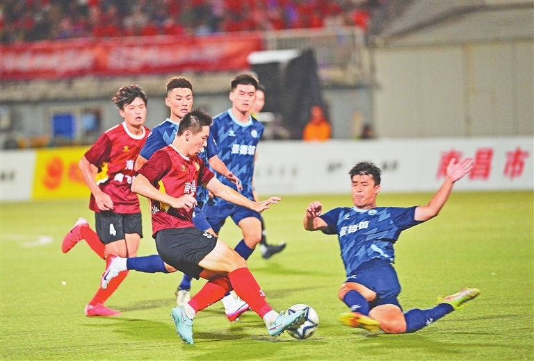 开云下载-比赛中球员积极拼抢争夺胜利