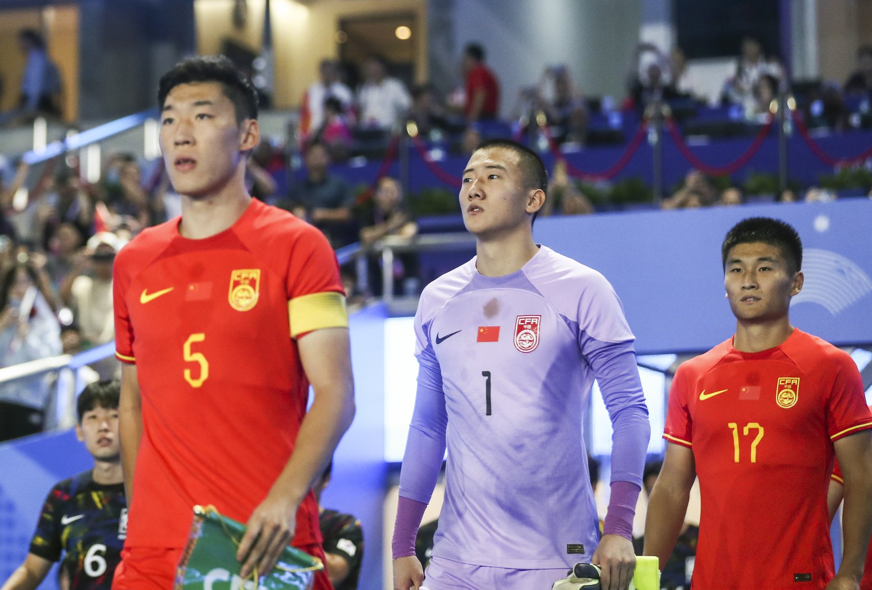 国内职业足球比拼激烈，球员们奋力拼搏