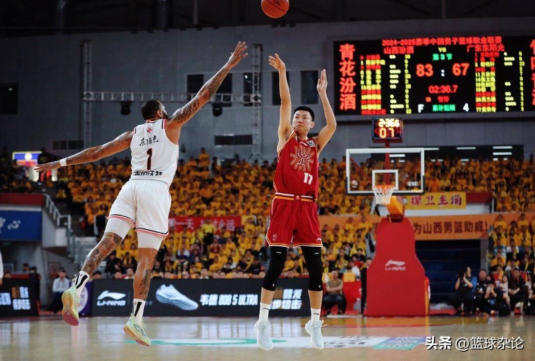 强劲内线压制对手,帮助球队顺利获胜 强劲内线压制对手,帮助球队顺利获胜