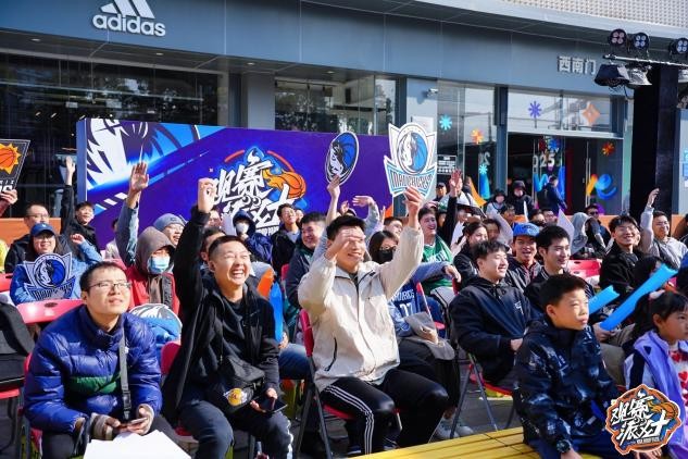 开云体育登录-篮球比赛现场气氛激烈，球迷热情高涨