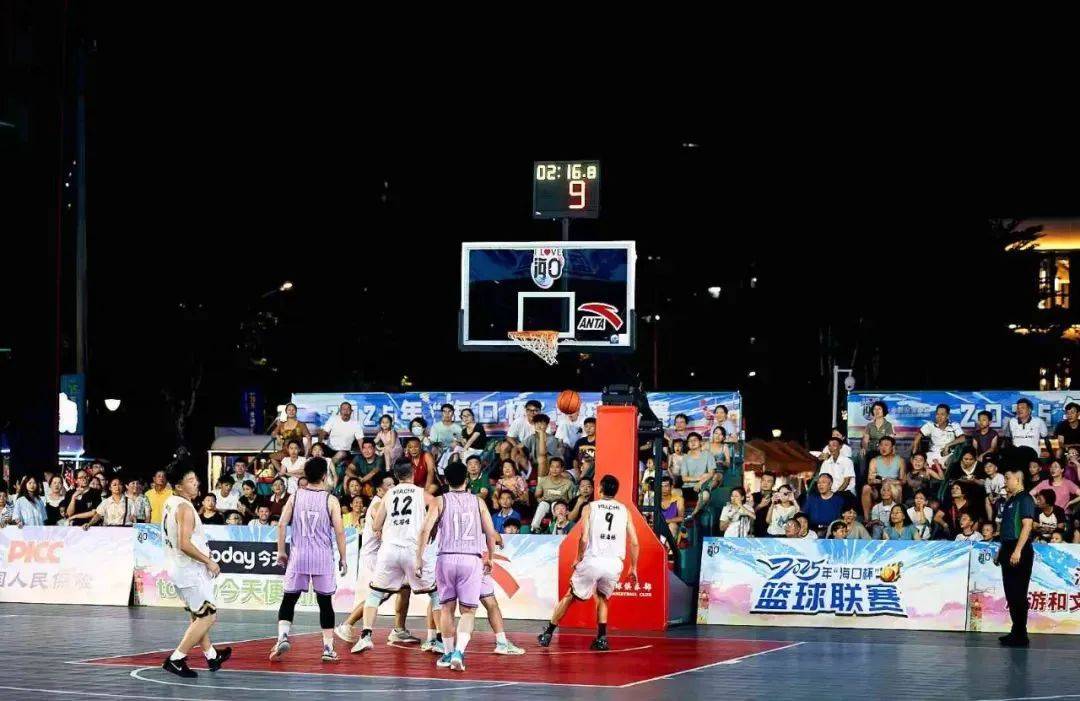 篮球比赛现场气氛激烈，球迷热情高涨