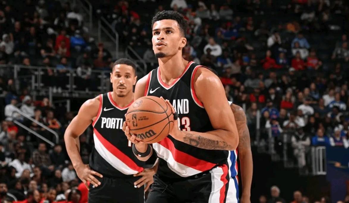 开拓者队主教练赞扬球队团结一致，为取得胜利付出努力