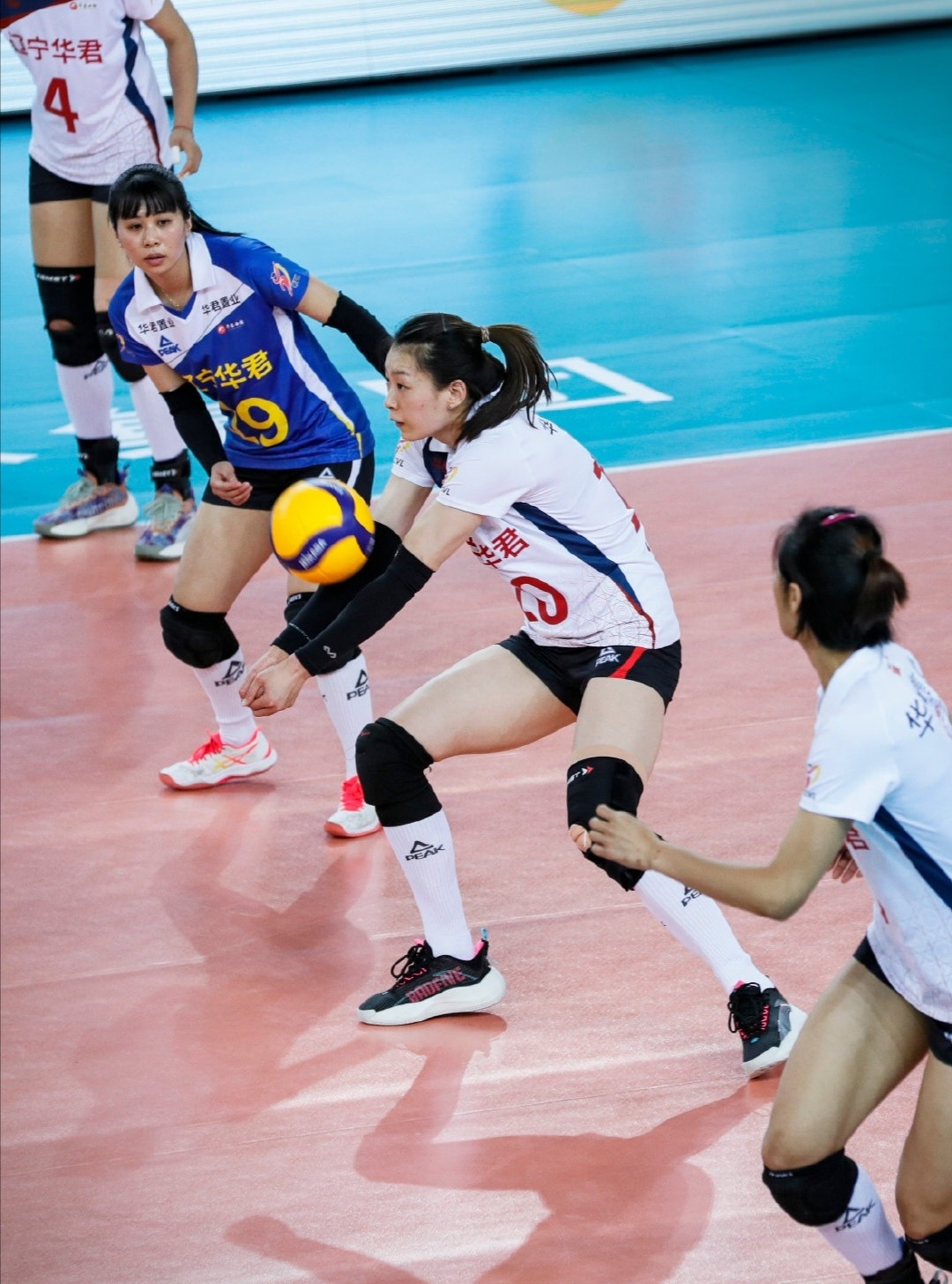 开云体育APP下载-包含队员相互配合默契，攻守平衡势均力敌的词条