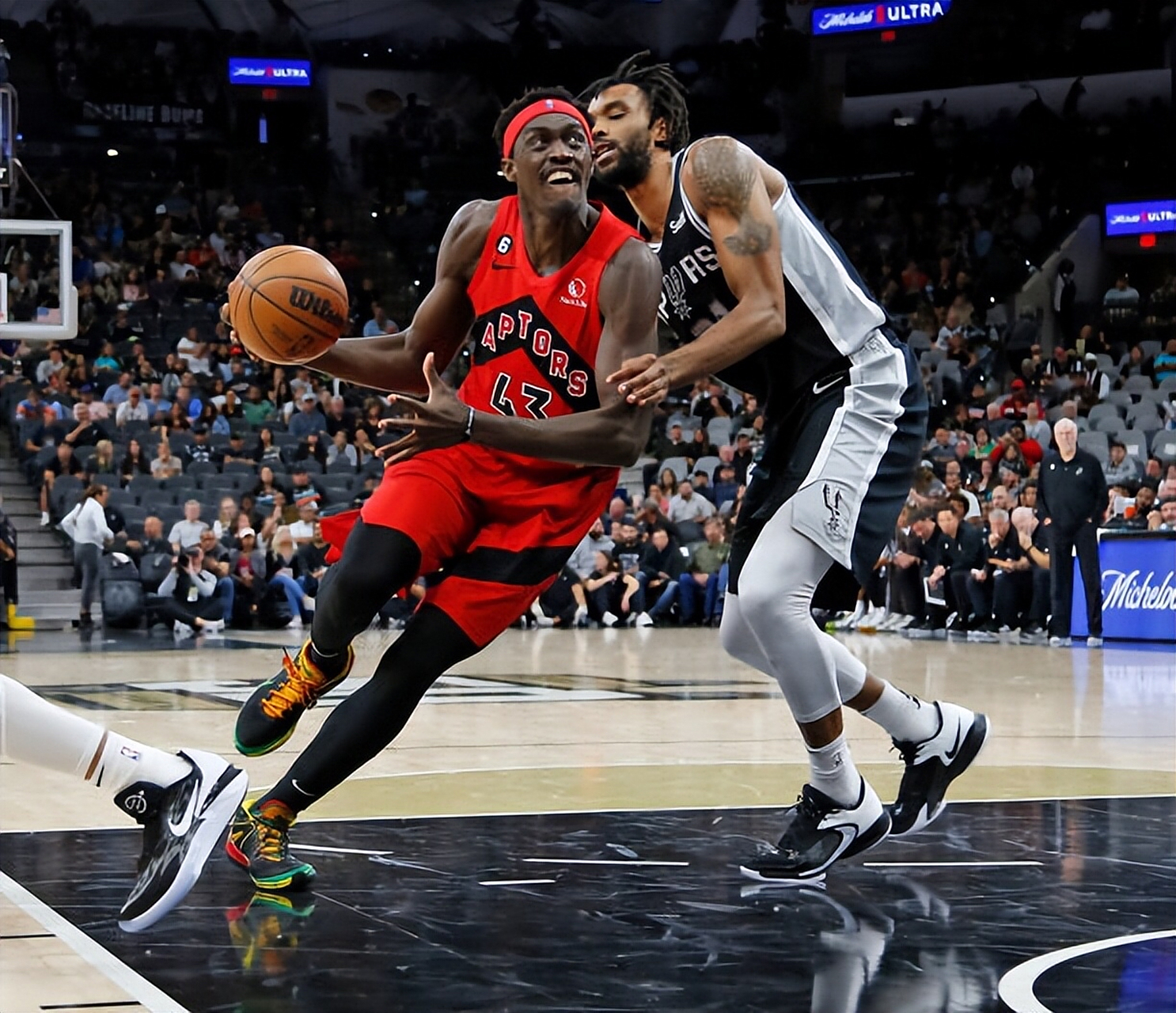 马刺客场击败猛龙