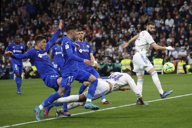 包含豪门之战中，巴黎圣日耳曼实力碾压对手的词条