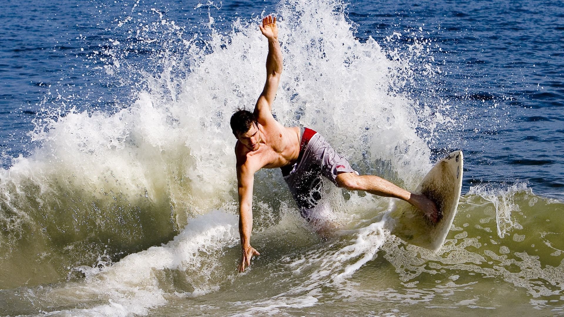 双线战争，当奇才提前终结悬念，拉文却在世界排名的刀锋上接管比赛